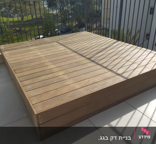 פלטפורמת עץ מוגבהת עם ברגים על מרפסת